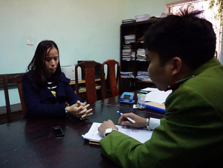 Nữ cán bộ Sở hất cảnh sát lên nắp capo xin được khoan hồng