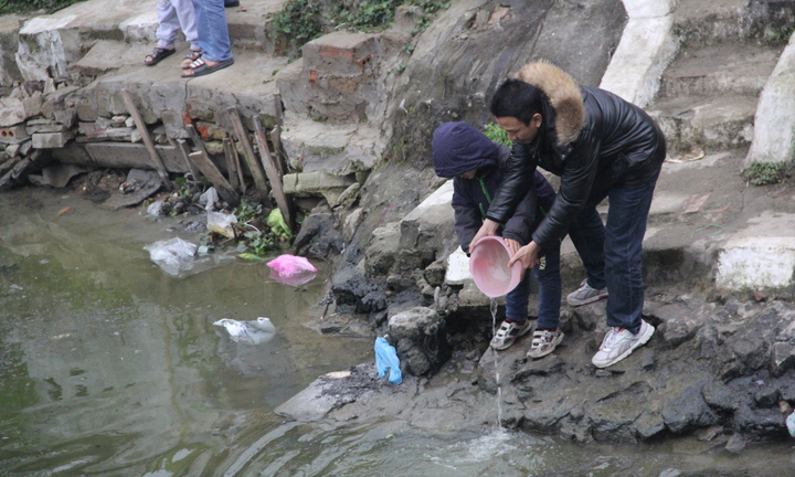  Sông ngập rác sau lễ thả cá chép tiễn ông Táo về trời