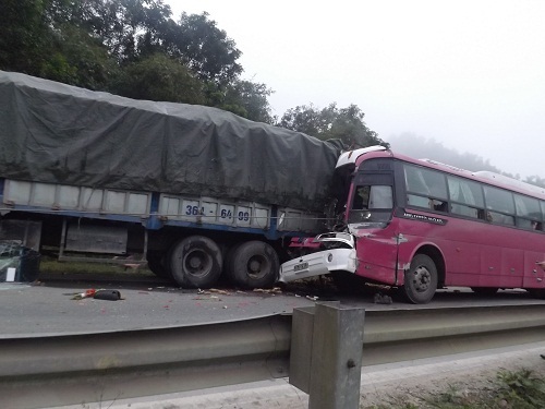 3 xe ô tô đâm nhau, một chiếc bỏ trốn khỏi hiện trường