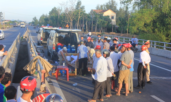 Đâm vào mố cầu, 2 nam thanh niên tử vong tại chỗ