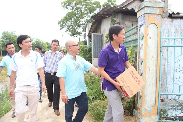 Báo Đời sống và Pháp luật trao quà từ thiện tại Huế