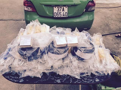 CSGT Thanh Hóa bắt giữ xe taxi vận chuyển gần 3000 kíp nổ