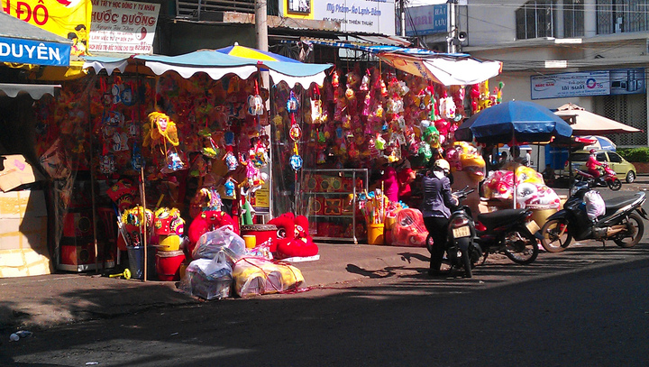 Gia Lai: Đường phố ngập đồ chơi bạo lực xuất xứ Trung Quốc