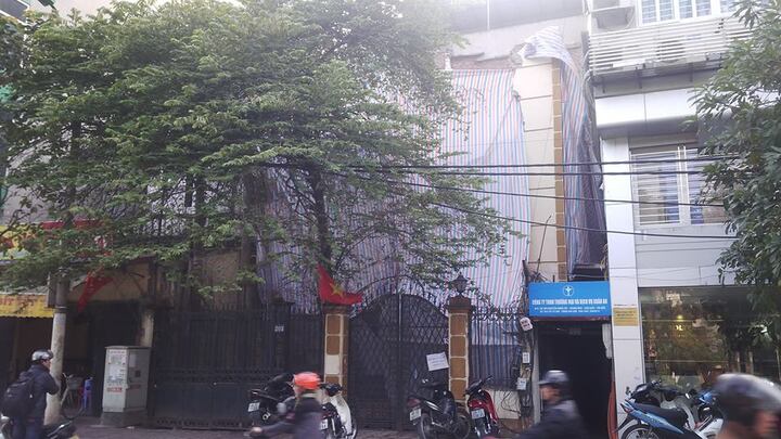 Hà Nội: Sập tường khi dỡ nhà, hai công nhân bị thương nặng