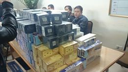 Hà Nội: Bắt quả tang đôi vợ chồng buôn ngàn bao thuốc lá “lậu”