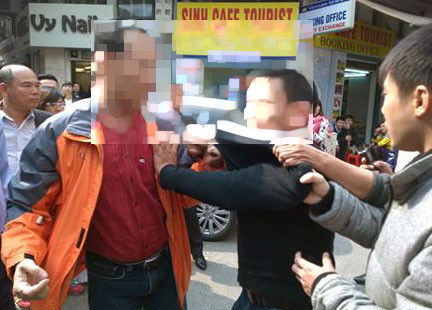 Hà Nội: Bị vây bắt, tên cướp cầu xin gọi điện thoại cho vợ