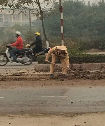 Hành động đẹp của các chiến sĩ CSGT Hà Nội