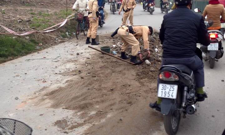 Hà Nội: CSGT lại xúc đất dọn đường