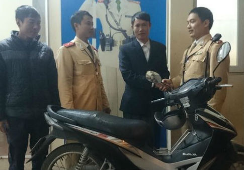 Hà Nội: Bất ngờ vì được CSGT gọi nhận lại xe máy bị trộm