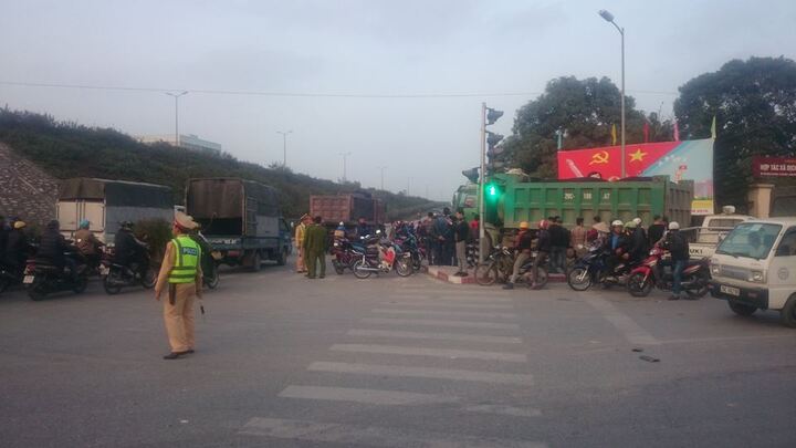 Hà Nội: Đi ăn cưới về một phụ nữ bị xe tải cán tử vong