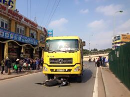 Nam thanh niên ôm mặt khóc nức nở trước thi thể vợ sắp cưới