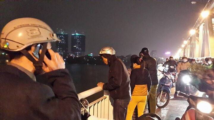 Nam thanh niên nhảy cầu Chương Dương tự tử trước mặt mẹ