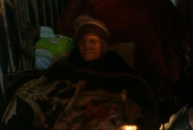 Hà Nội: Cụ bà 95 tuổi bị đẩy ra vỉa hè, phủ nilon giữa trời mưa rét