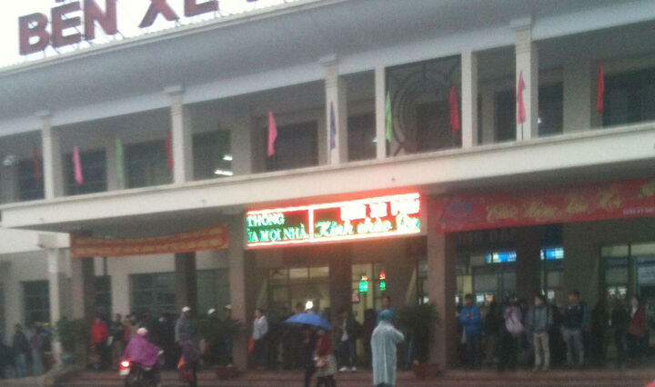 Hà Nội: Người dân đội mưa bắt xe về quê ăn Tết