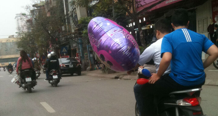 30 Tết: Thản nhiên vượt đèn đỏ, không đội mũ bảo hiểm