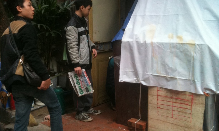 Cụ bà 95 tuổi bị “đẩy” ra vỉa hè ở đâu tối 30 Tết?