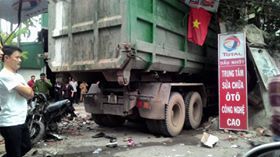 Hà Nội: Xe chở rác gây tai nạn liên hoàn, 6 người nguy kịch