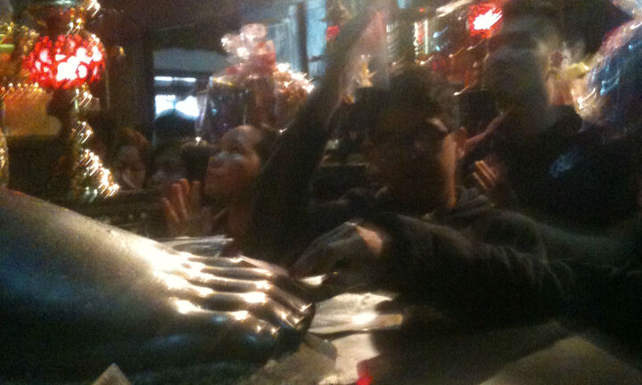 Hà Nội: Chen nhau sờ chân tượng phật quý lấy may