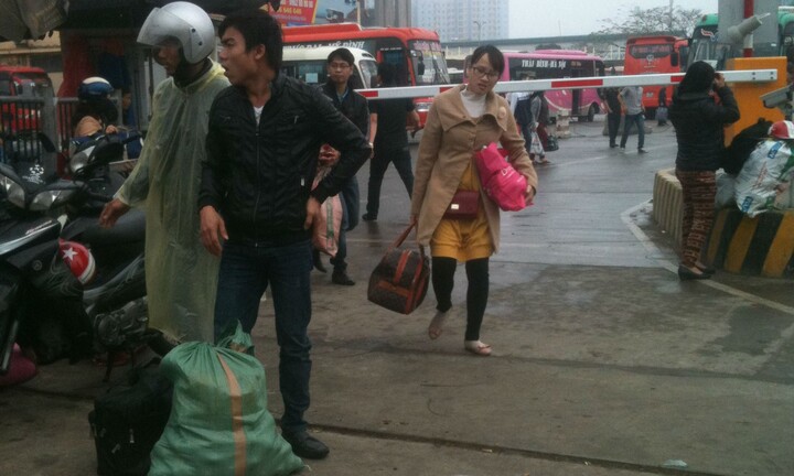 Người dân mệt mỏi trở lại Thủ đô sớm sau kì nghỉ Tết