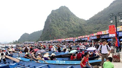 Ngàn người đội nắng trẩy hội Chùa Hương