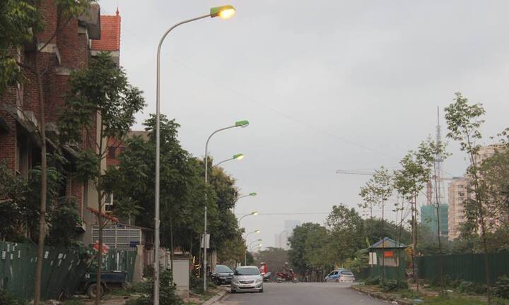 Hà Nội: Phó Chủ tịch phường Trung Văn phì phèo thuốc trong trụ sở