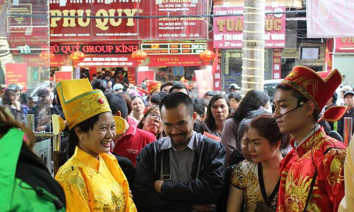 Ngày Vía Thần Tài: Xếp hàng từ 6h sáng mua vàng cầu may