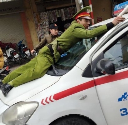 Hà Nội: Tạm giữ hình sự lái xe taxi hất cảnh sát lên nắp capo