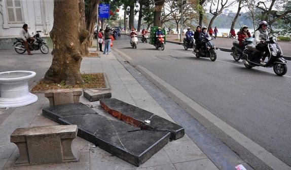 Chiếc ghế đá “cổ” bị vỡ bên Hồ Gươm không phải thời Lê