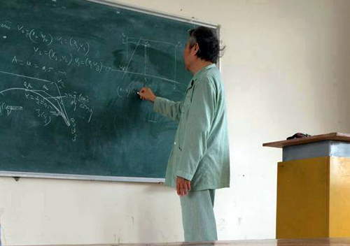 Vì sao thầy giáo ĐH Bách Khoa mặc đồ bệnh nhân đứng lớp?