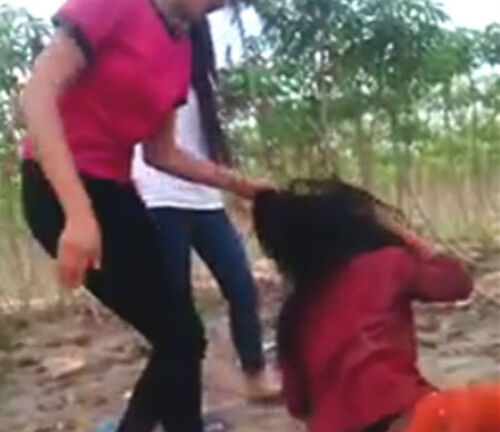 Nữ sinh đánh “ghen” giùm... bạn ở Tây Ninh bị buộc thôi học 1 tuần