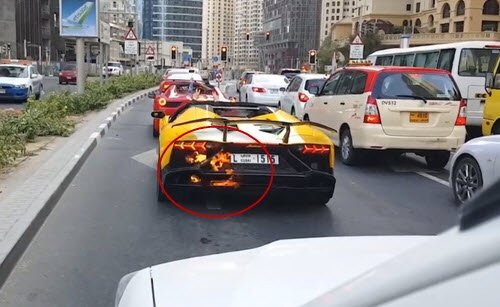 "Siêu bò " Lamborghi bị  "nướng chín " vì mải nẹt pô, khạc lửa