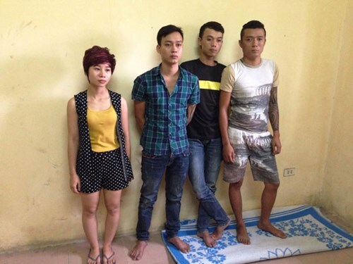 Giữ chân nữ tiếp viên karaoke bằng cách đánh đập và ép viết giấy vay nợ