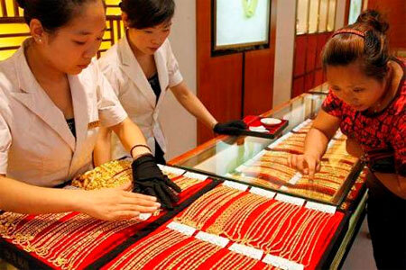 Giá vàng hôm nay 16/3: Giá vàng giảm nhẹ, giá USD tiếp tục tăng