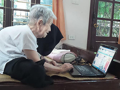 Cụ bà U100 lướt facebook  "chém gió " khiến con dâu bái phục