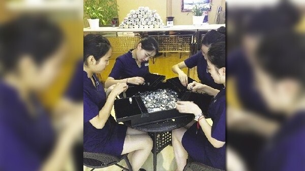 Mang 150 kg tiền xu tiết kiệm 20 năm đi mua nhẫn cầu hôn