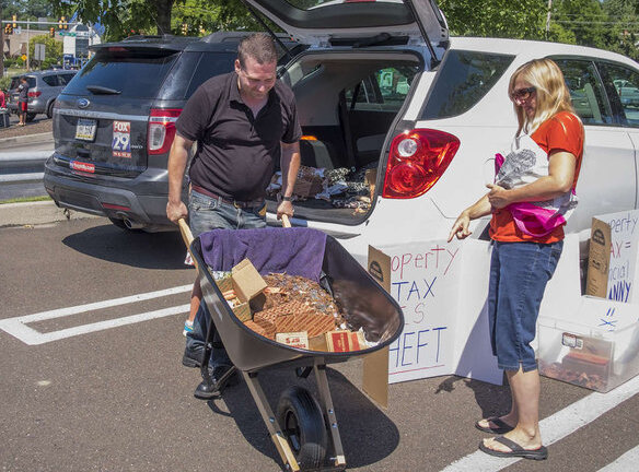 Đem 50.000 đồng tiền xu đi nộp thuế để