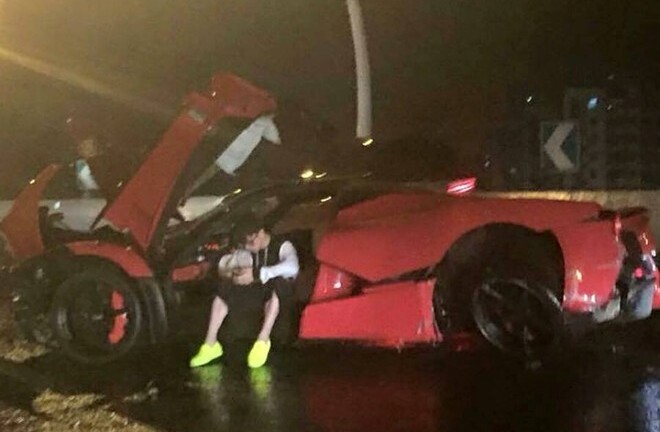 Đâm nát siêu xe Ferrari LaFerrari, thiếu gia vẫn thản nhiên