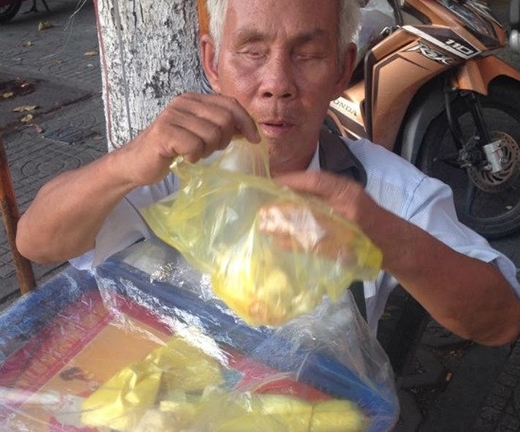 Xúc động ông lão mù bán bánh nuôi vợ bị bệnh tim