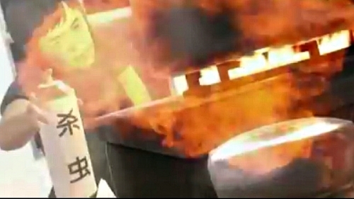 Xịt thuốc diệt gián gần bếp gas, người phụ nữ trở thành 