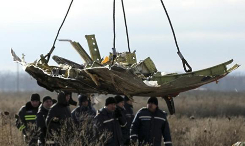 Tìm thấy mảnh kim loại giống tên lửa đất tại hiện trường MH17 gặp nạn