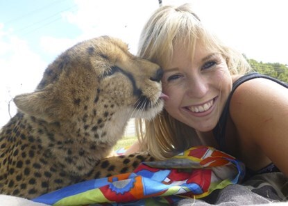 Lạ lùng cô gái chỉ thích làm bạn với... báo hoang