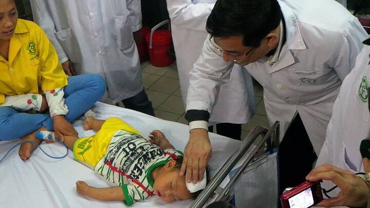 Hơn 800 triệu đồng đến với bé gái 2 tuổi bị rắn cắn nguy kịch