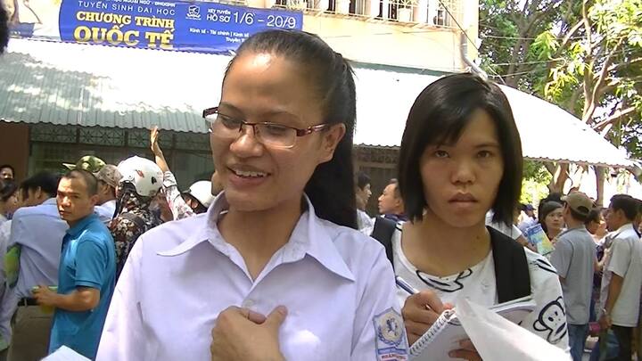 Sỹ tử, phụ huynh phấn khởi sau buổi thi đánh giá năng lực