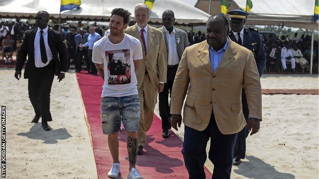 Messi bị chỉ trích vì mặc quần đùi gặp Tổng thống