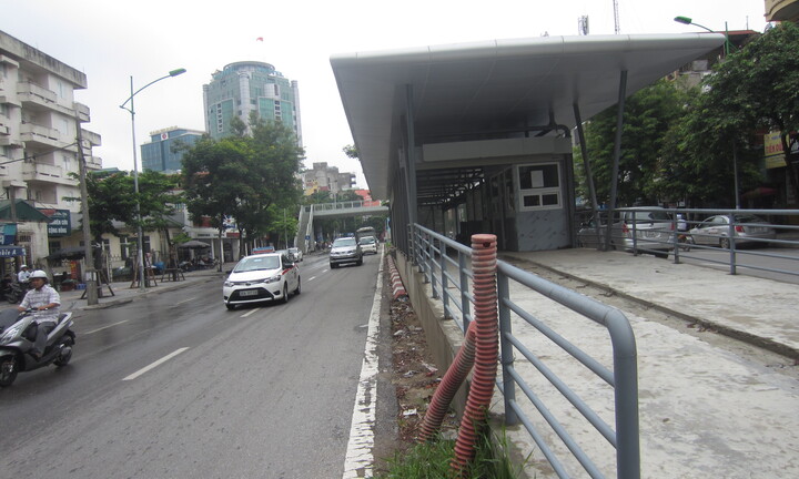 Nhem nhuốc nhà chờ xe buýt ngàn tỷ ở Hà Nội