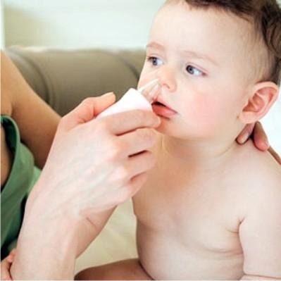 Vệ sinh mũi cho bé, mẹ rửa nhầm bằng cồn 90 độ