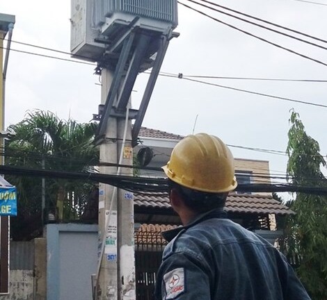 Khu phố náo loạn vì trạm biến áp nổ lớn