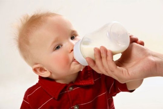 Bé tử vong khi vừa ngủ vừa bú bình: Cho bé bú thế nào là đúng?