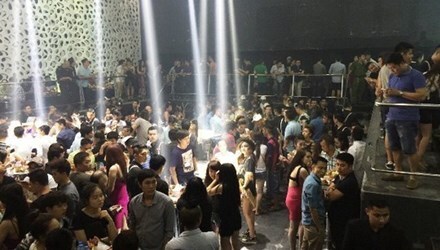 Dân chơi Sài Gòn náo loạn khi cảnh sát đột kích bar Canalis