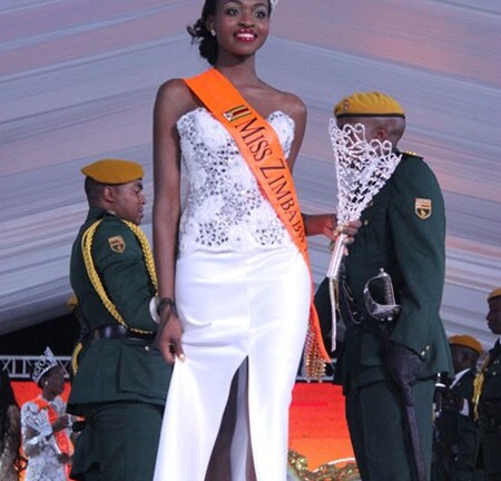 Lộ ảnh khỏa thân, Tân Hoa hậu thế giới Zimbabwe bị 